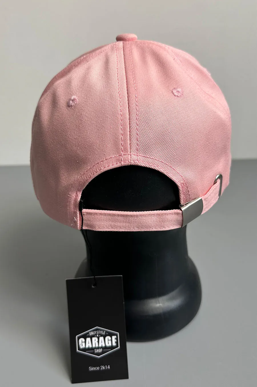 The baseball cap of Noname is pink pink