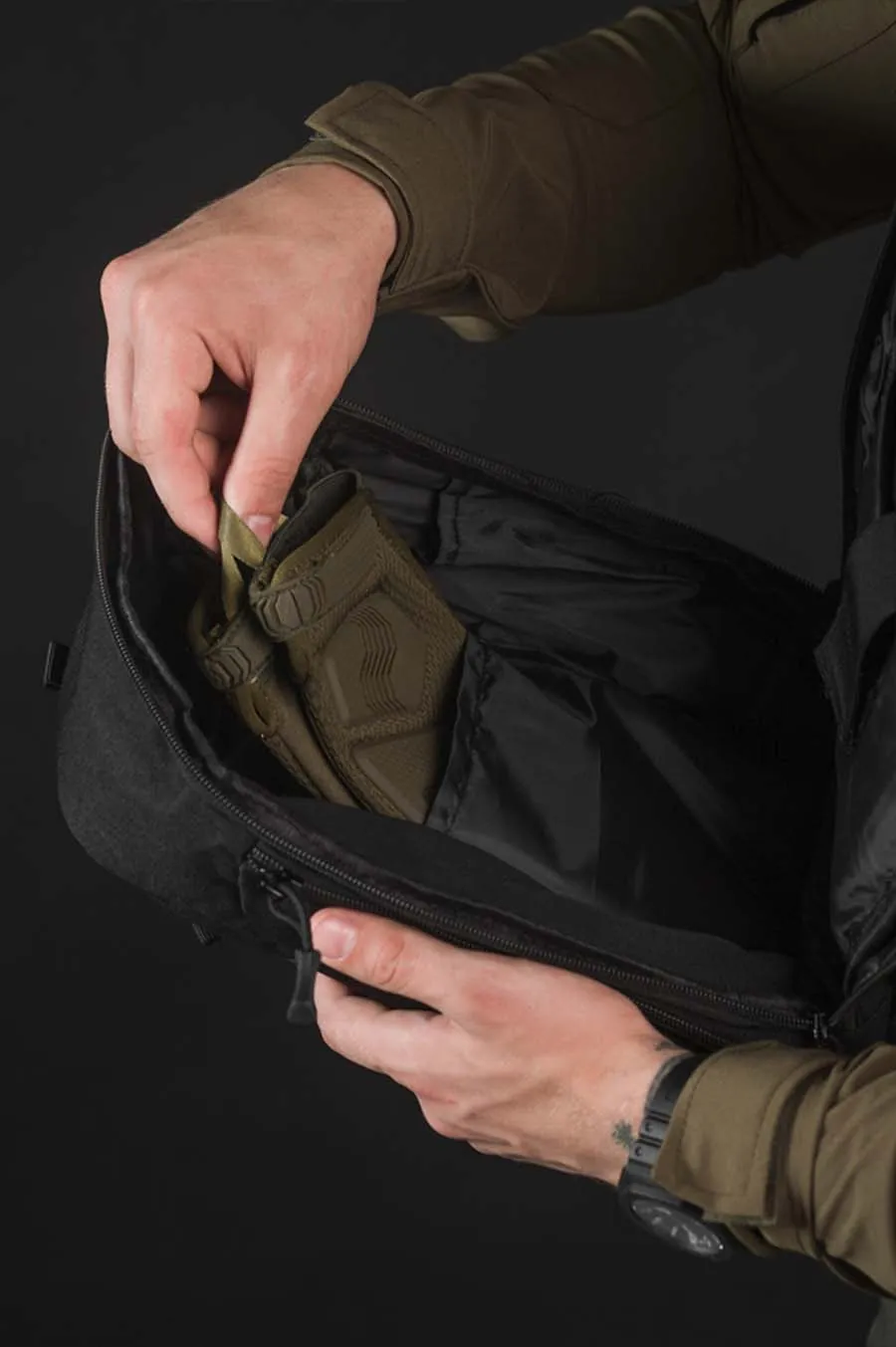 Messenger Bezet Armor Black