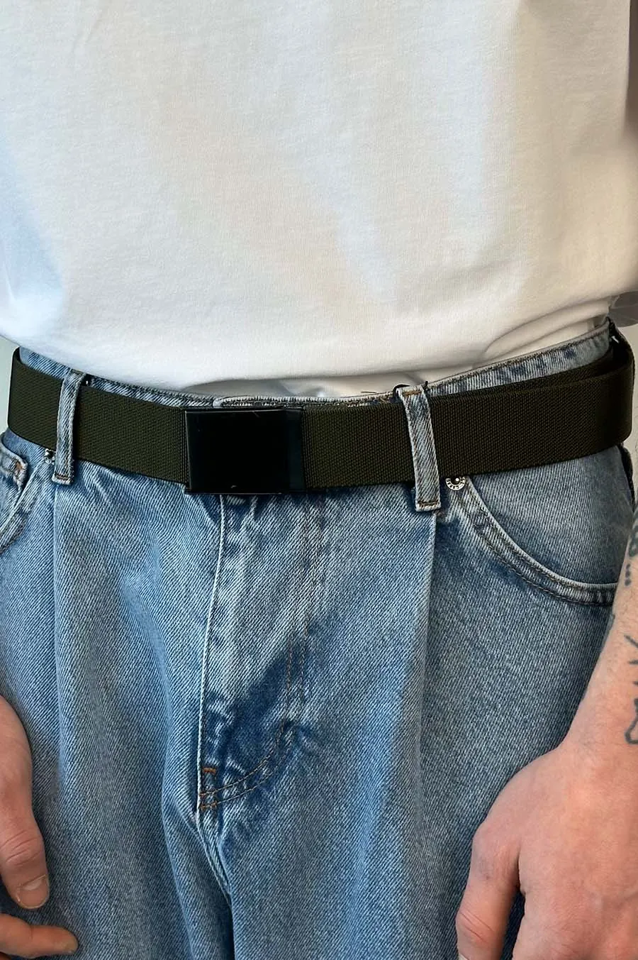 Garage belt rubber with a khaki metal buckle